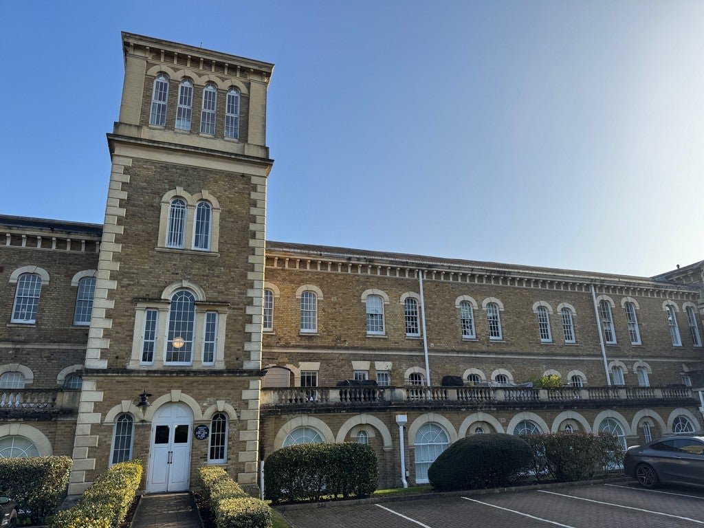 Flat Royal Drive in Greater London