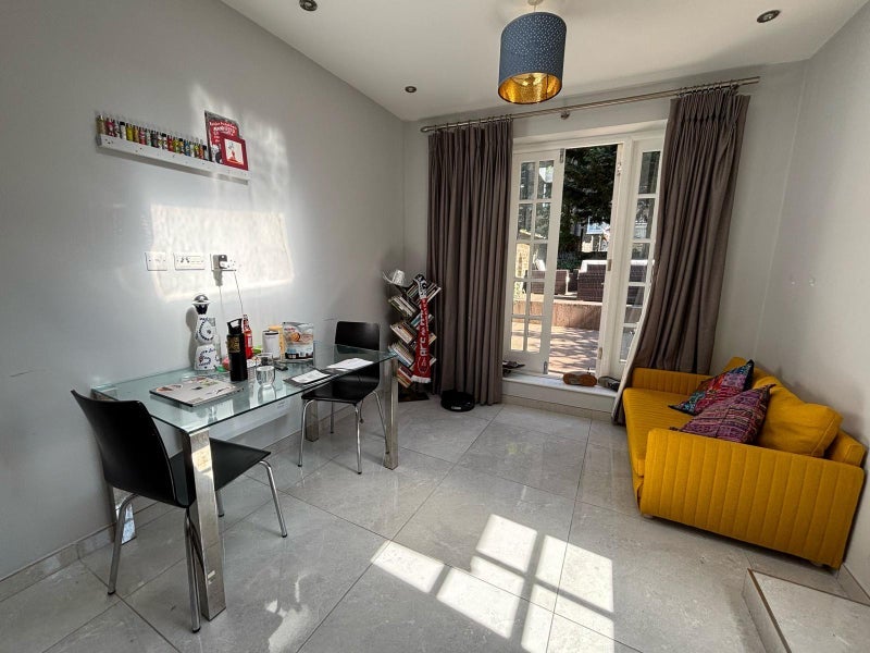 Room Camden Road in Greater London