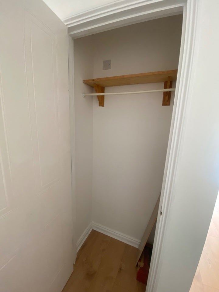 Flat Parry Drive in Elmbridge