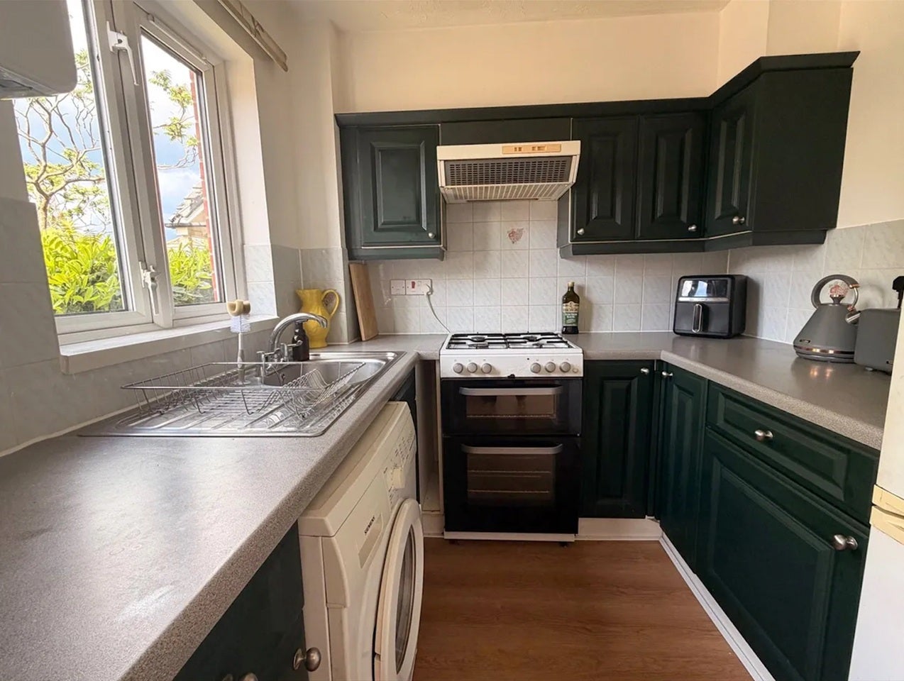 Flat Parry Drive in Elmbridge