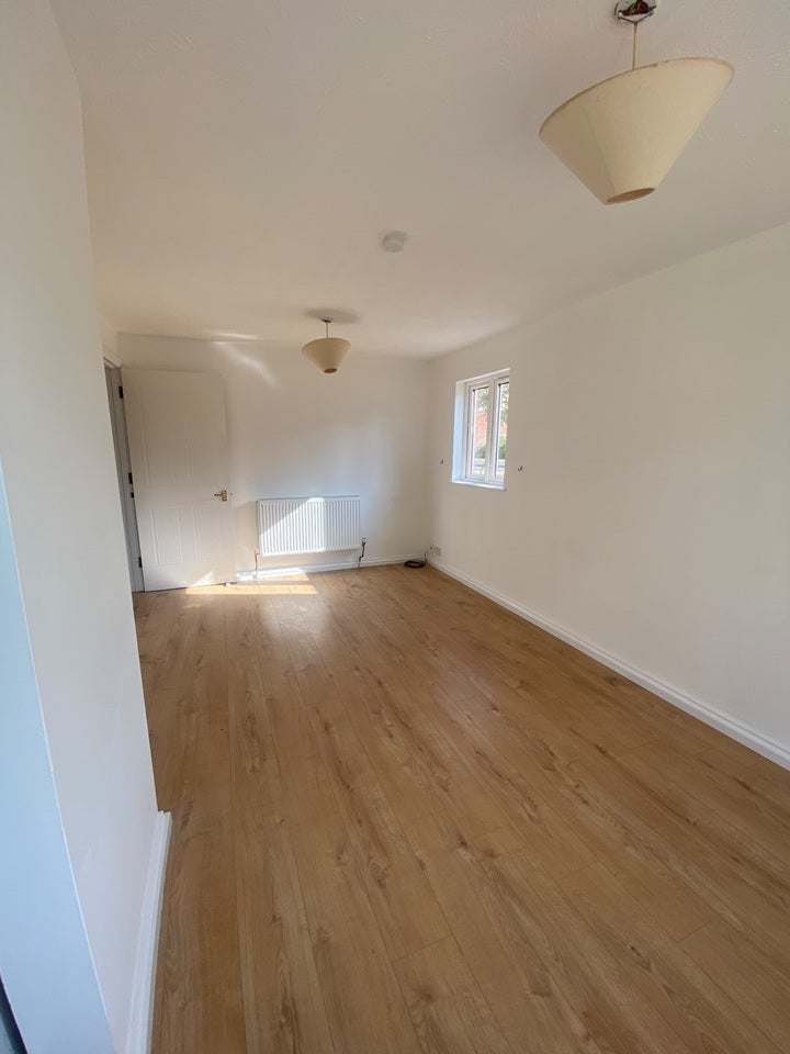 Flat Parry Drive in Elmbridge