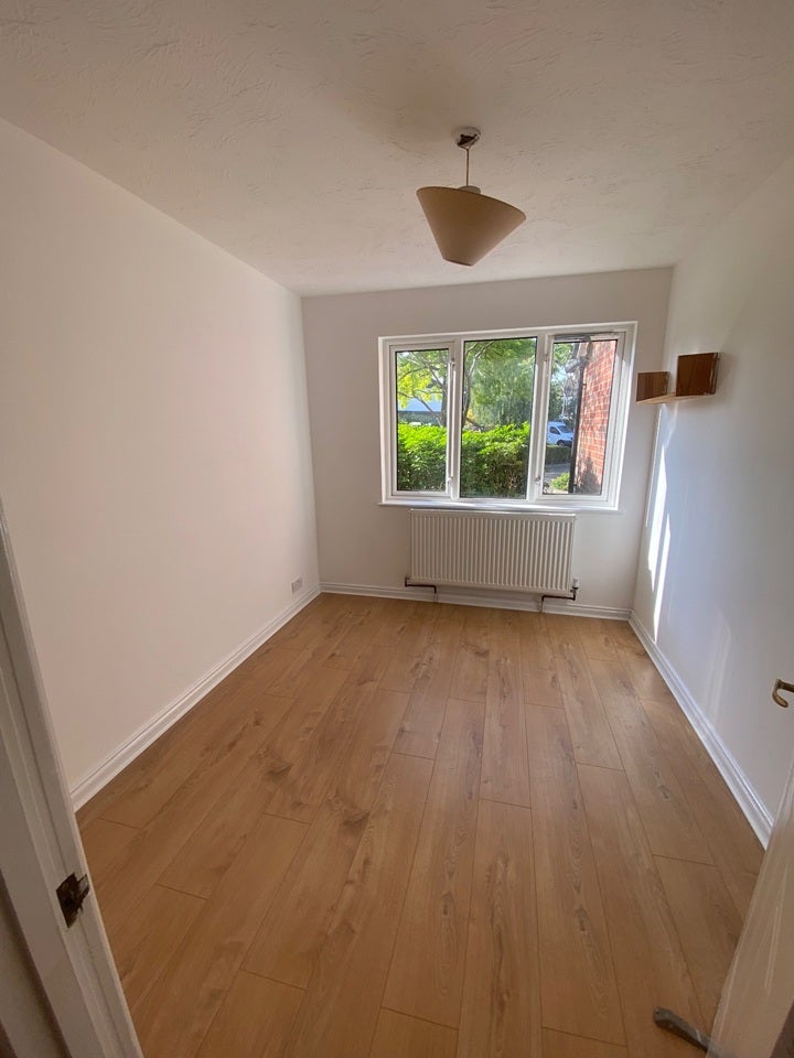Flat Parry Drive in Elmbridge