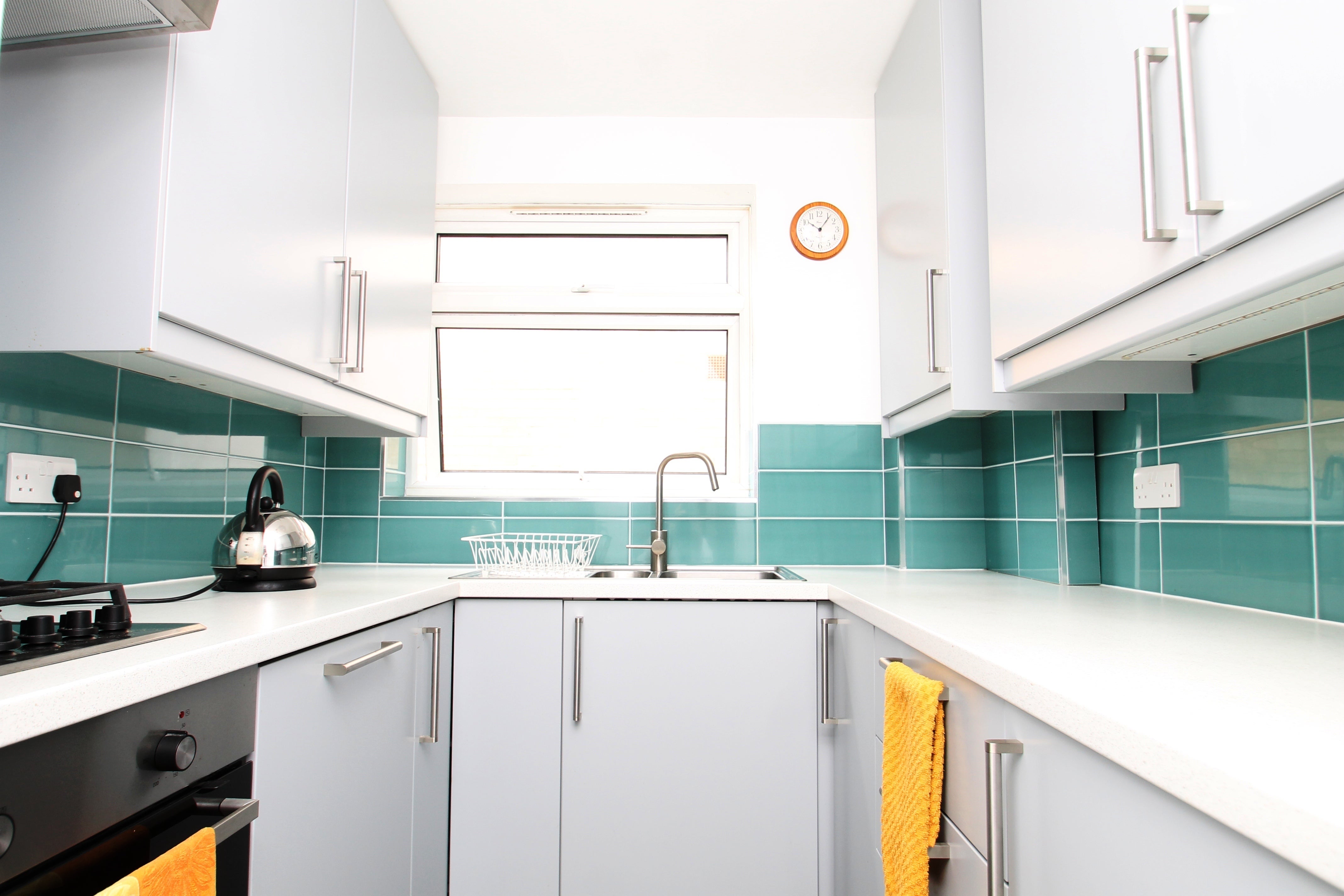 Flat Adelaide Court in Greater London