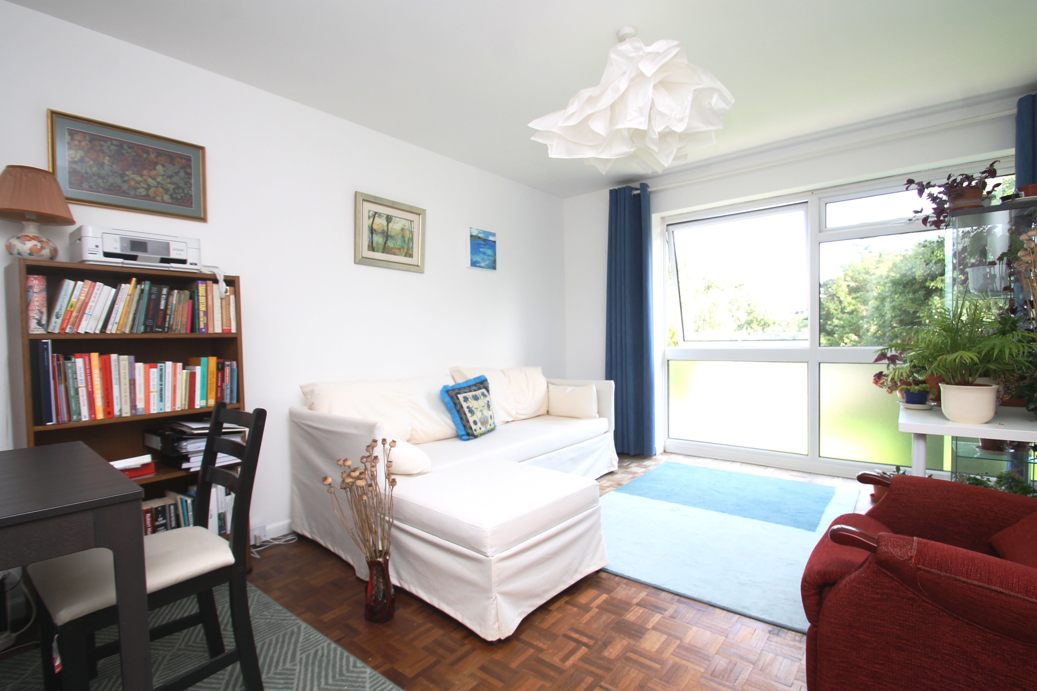 Flat Adelaide Court in Greater London