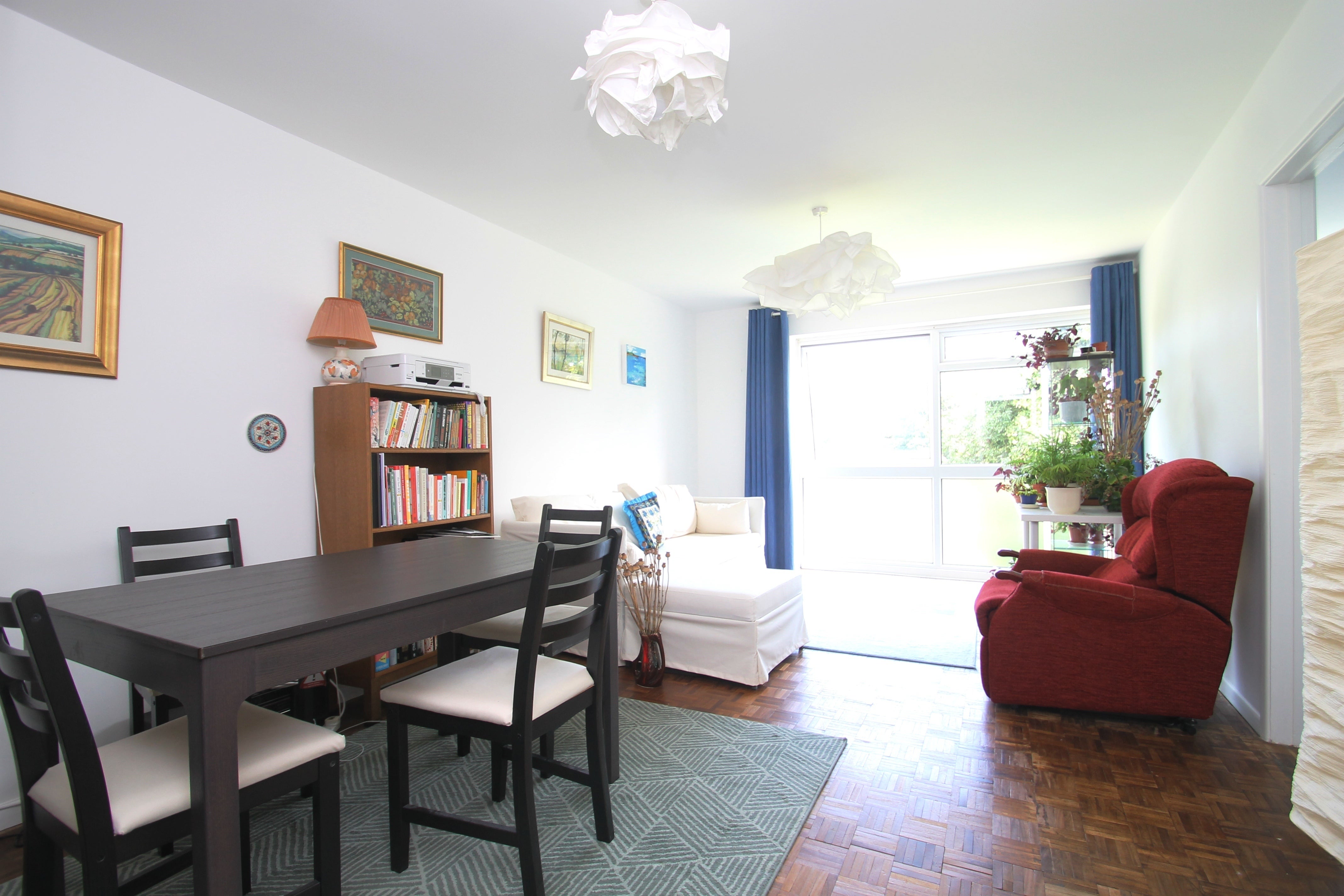 Flat Adelaide Court in Greater London