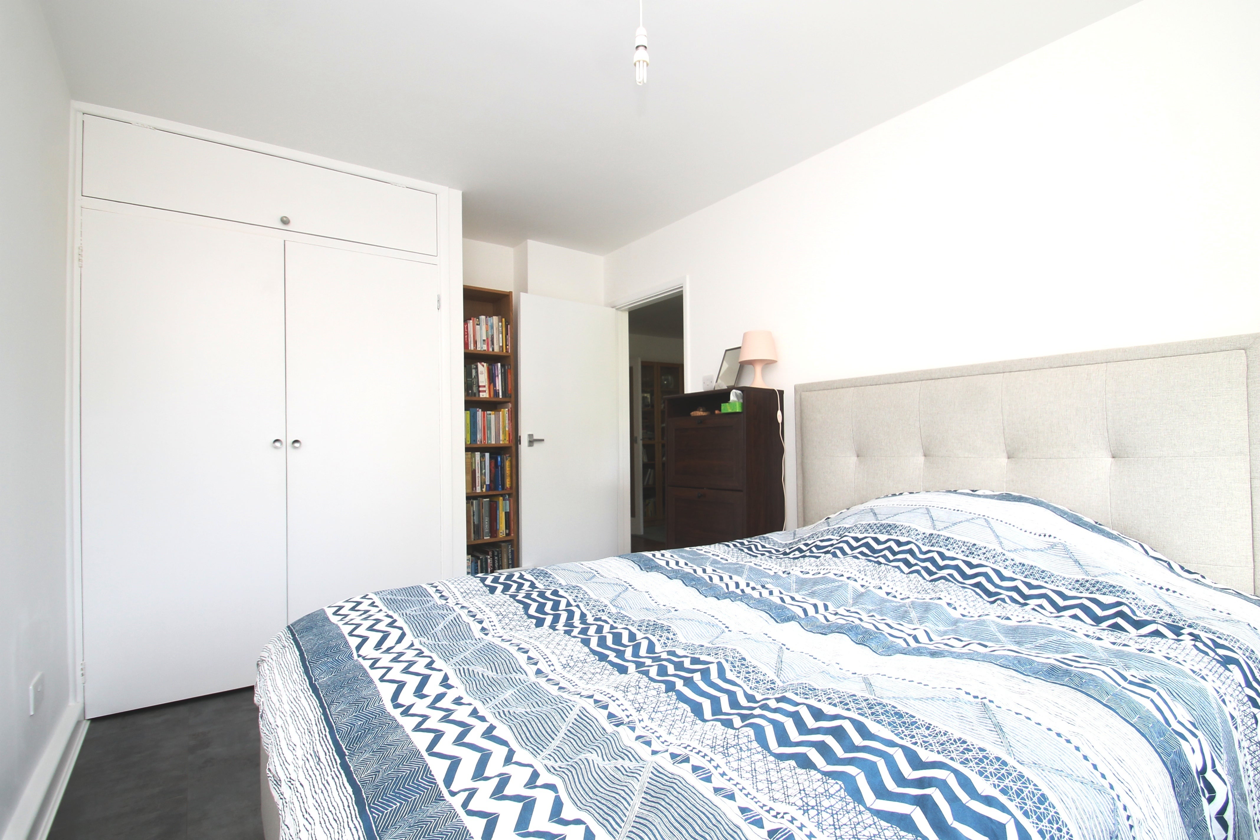 Flat Adelaide Court in Greater London