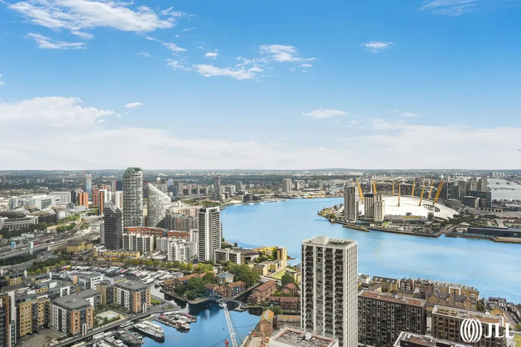 Flat Turnberry Quay in Greater London