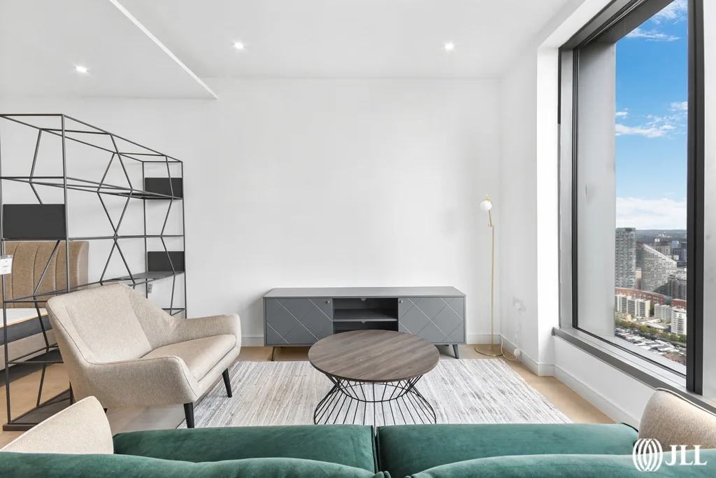 Flat Turnberry Quay in Greater London