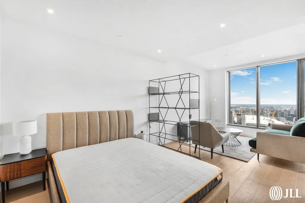 Flat Turnberry Quay in Greater London