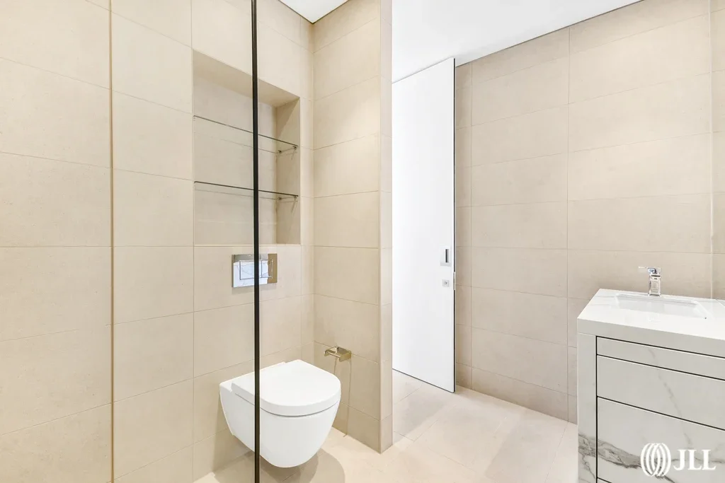 Flat Turnberry Quay in Greater London