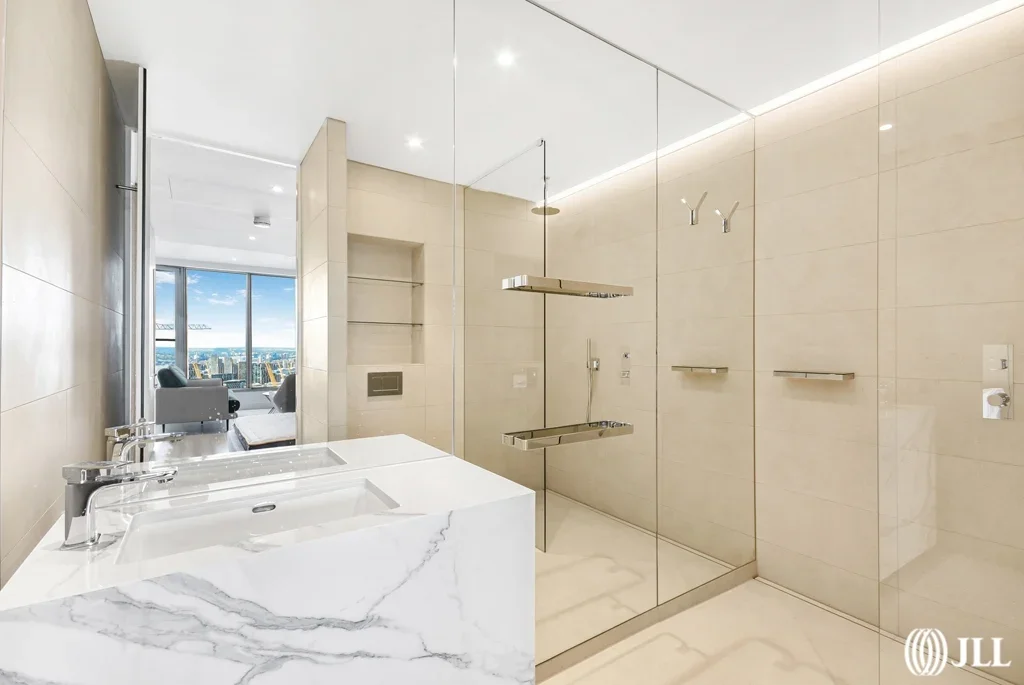 Flat Turnberry Quay in Greater London