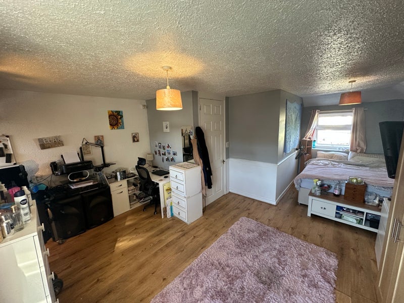 Room Headley Park Avenue in Bristol