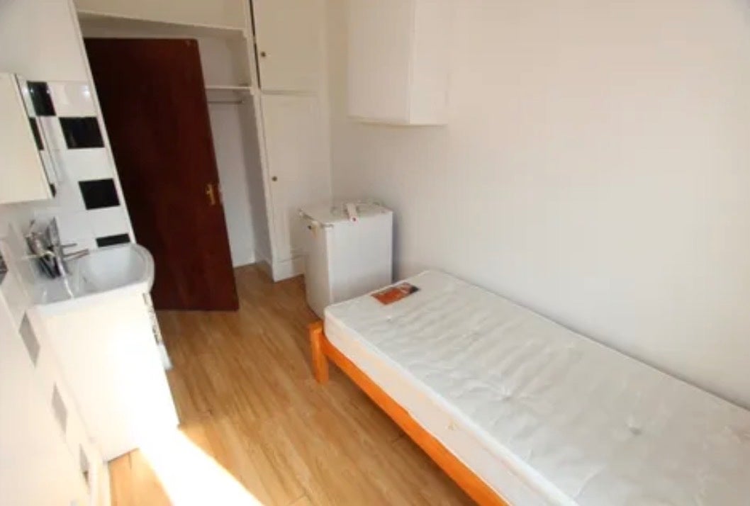 Room Friern Barnet Lane in Greater London