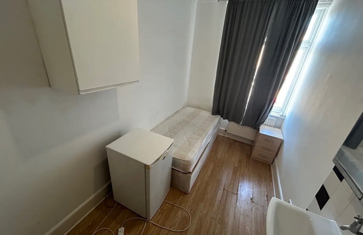 Room Friern Barnet Lane in Greater London