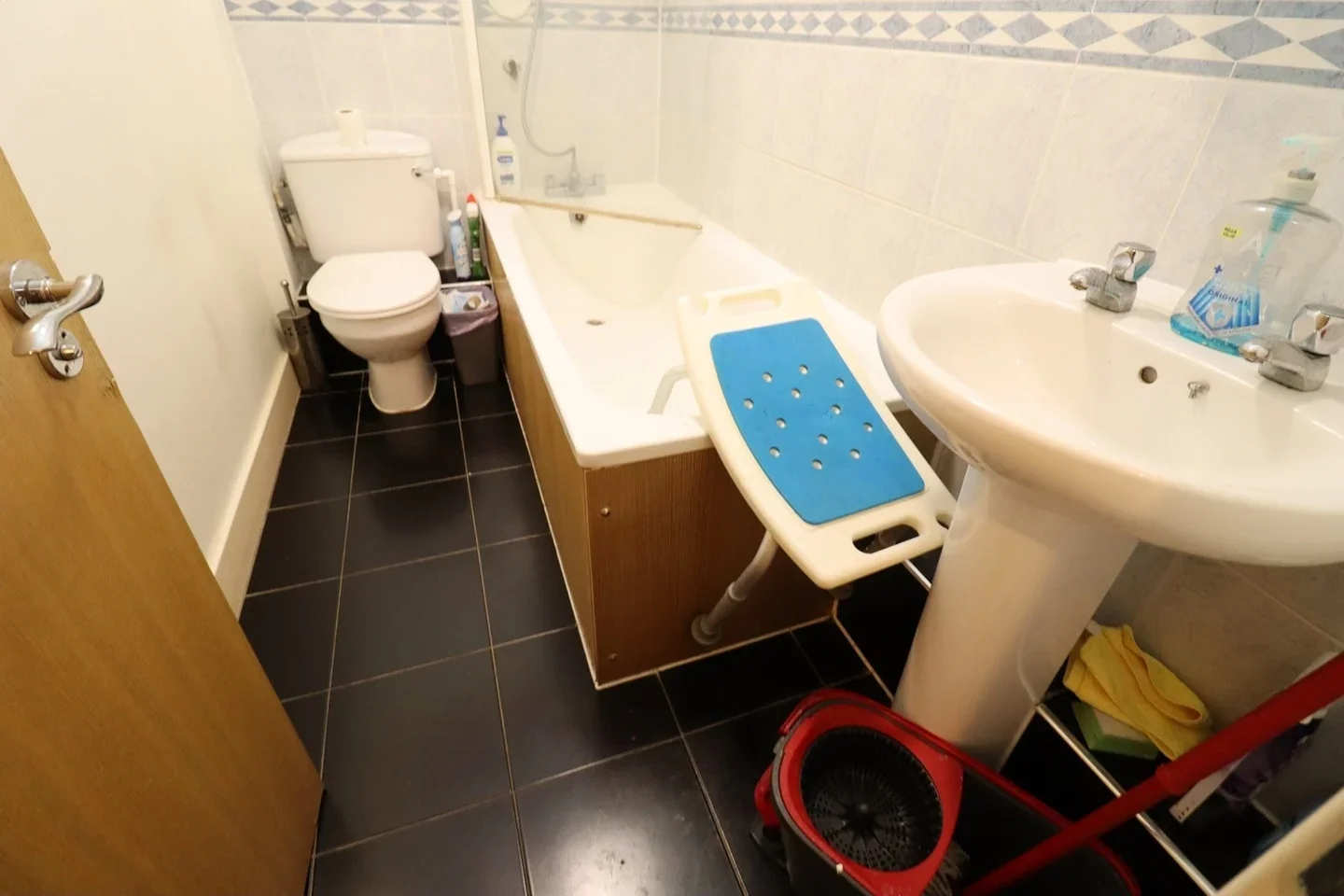 Room Commercial Road in Greater London