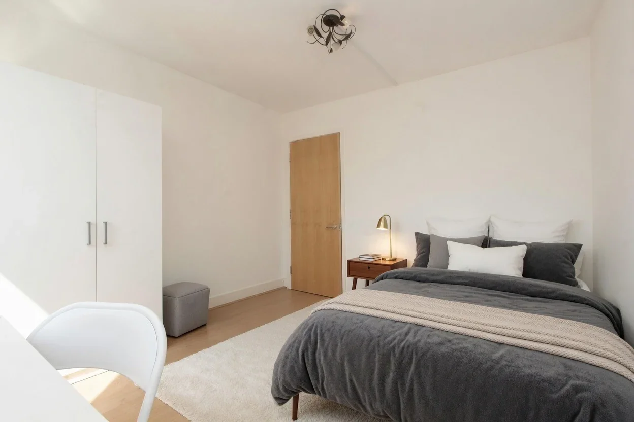 Room Commercial Road in Greater London