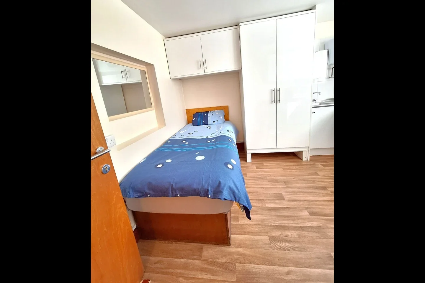 Room Balls Pond Road in Greater London