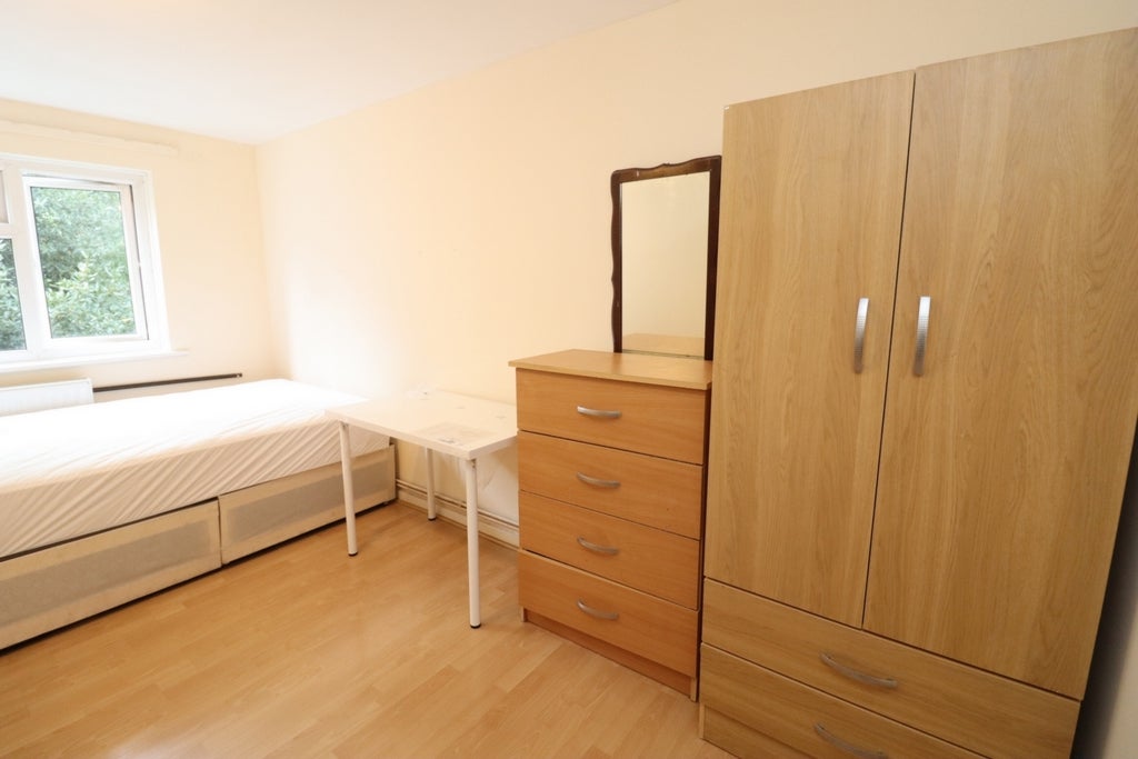 Room Globe Road in Greater London