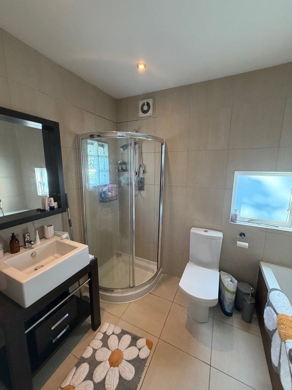 Room Brightwell Crescent in Greater London