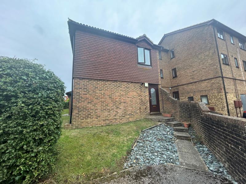 Flat Kingfisher Drive in Guildford