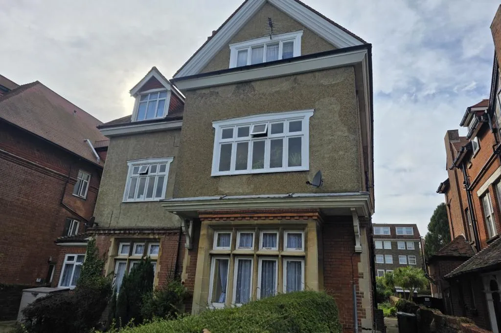 Flat Earls Avenue in Folkestone and Hythe District