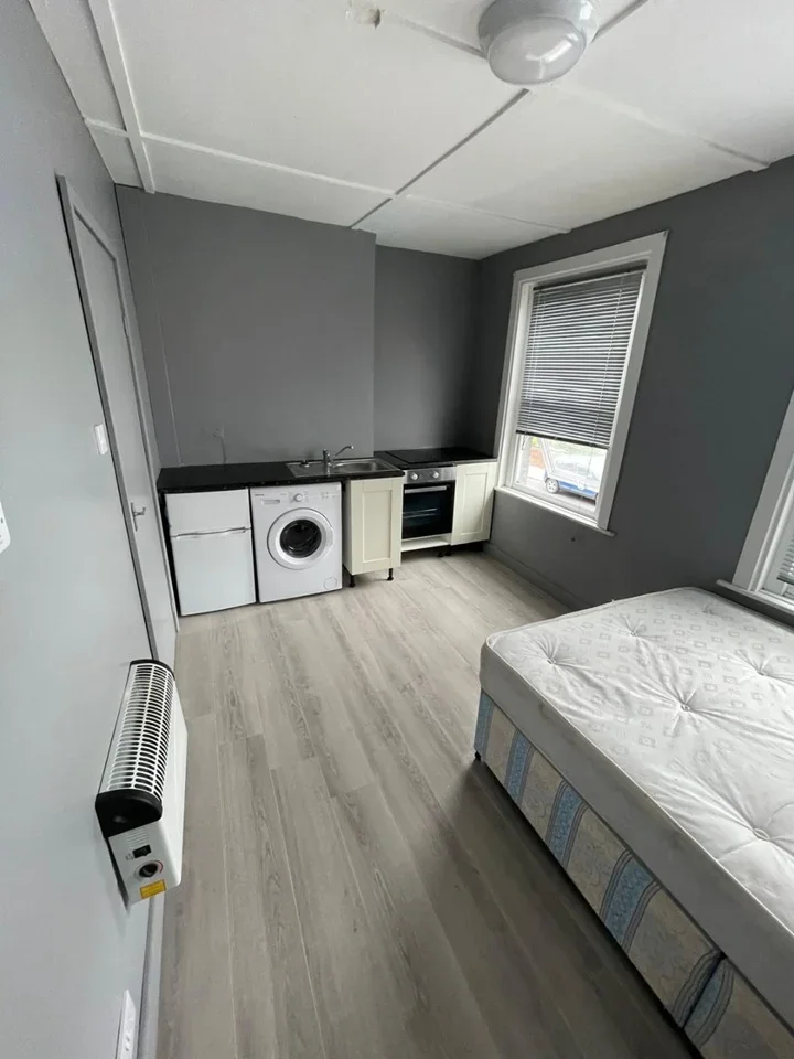 Flat Byron Road in Greater London