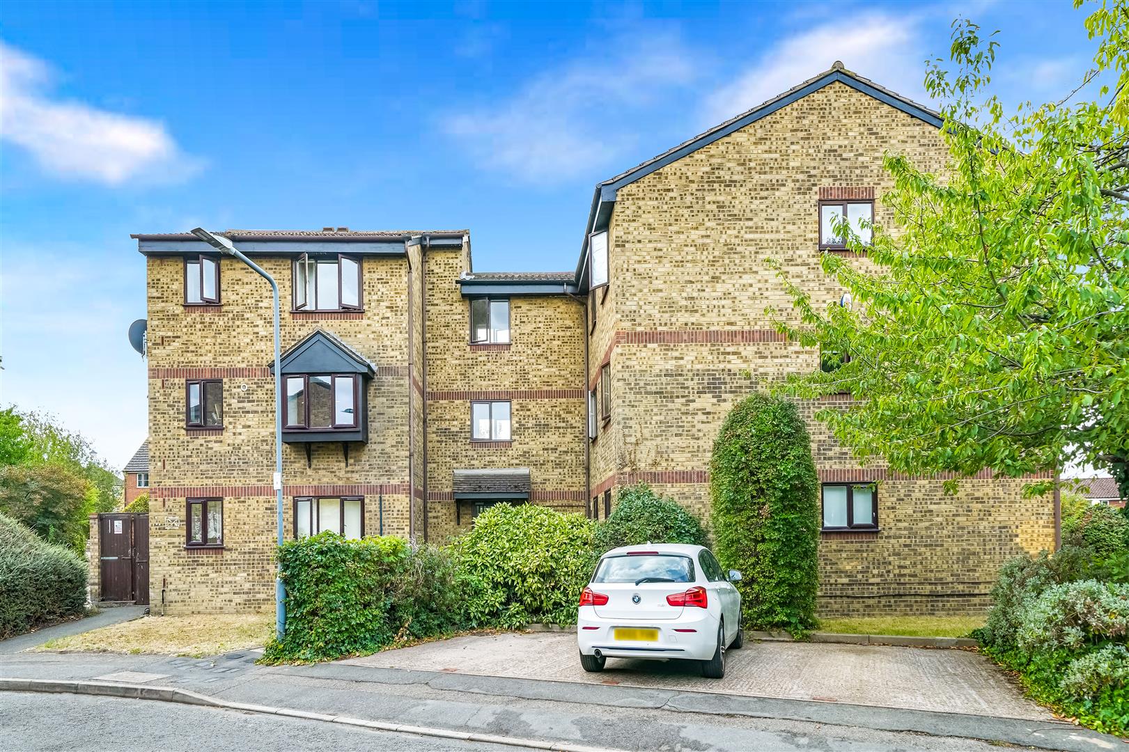 Flat Blacksmith Close in Greater London