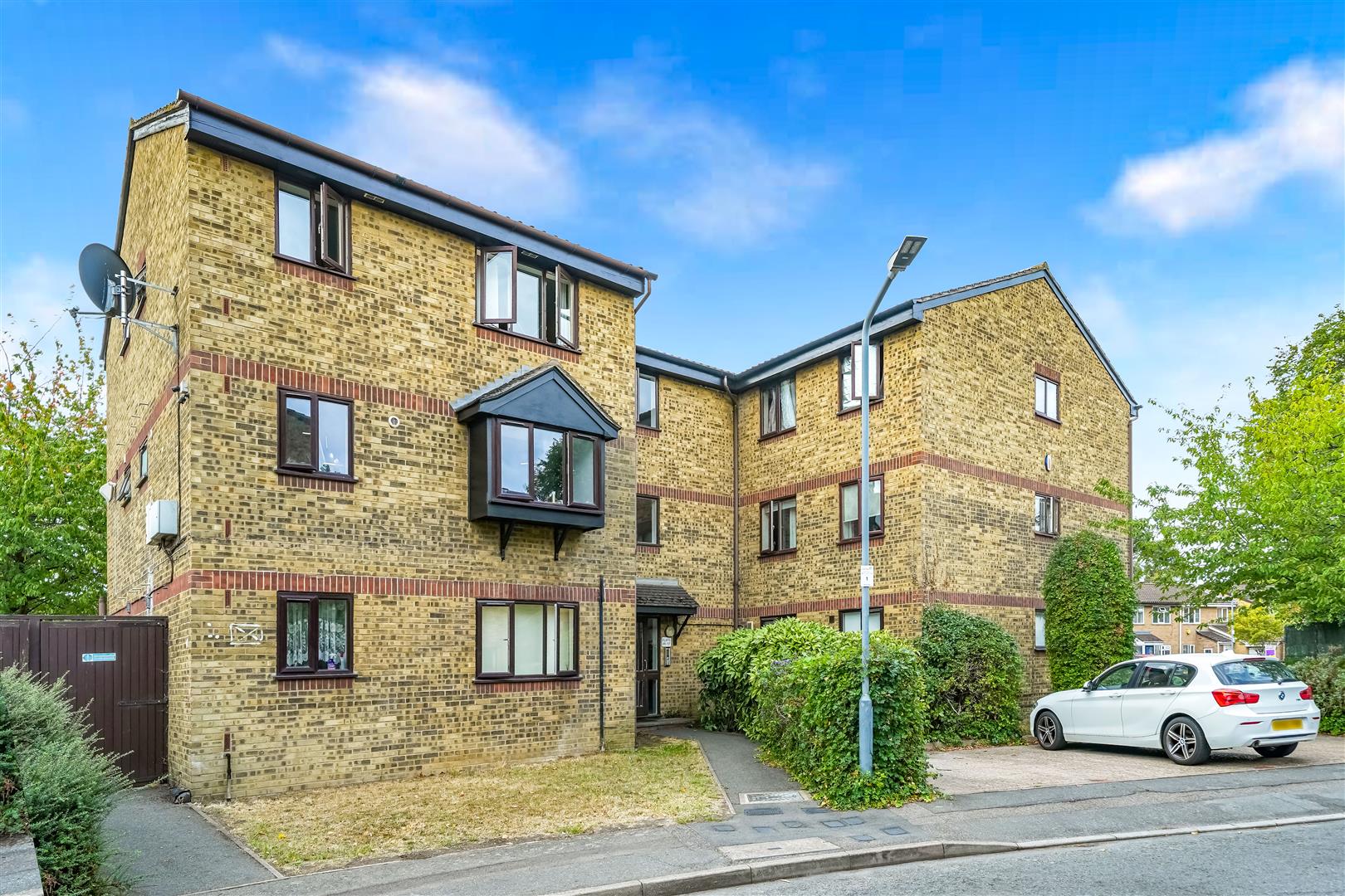 Flat Blacksmith Close in Greater London