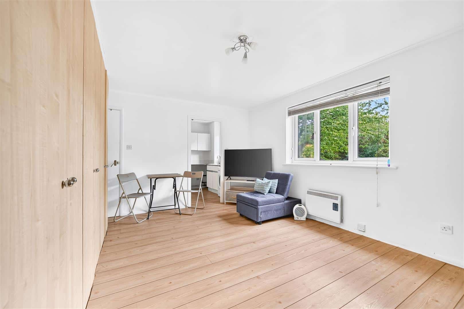 Flat Blacksmith Close in Greater London