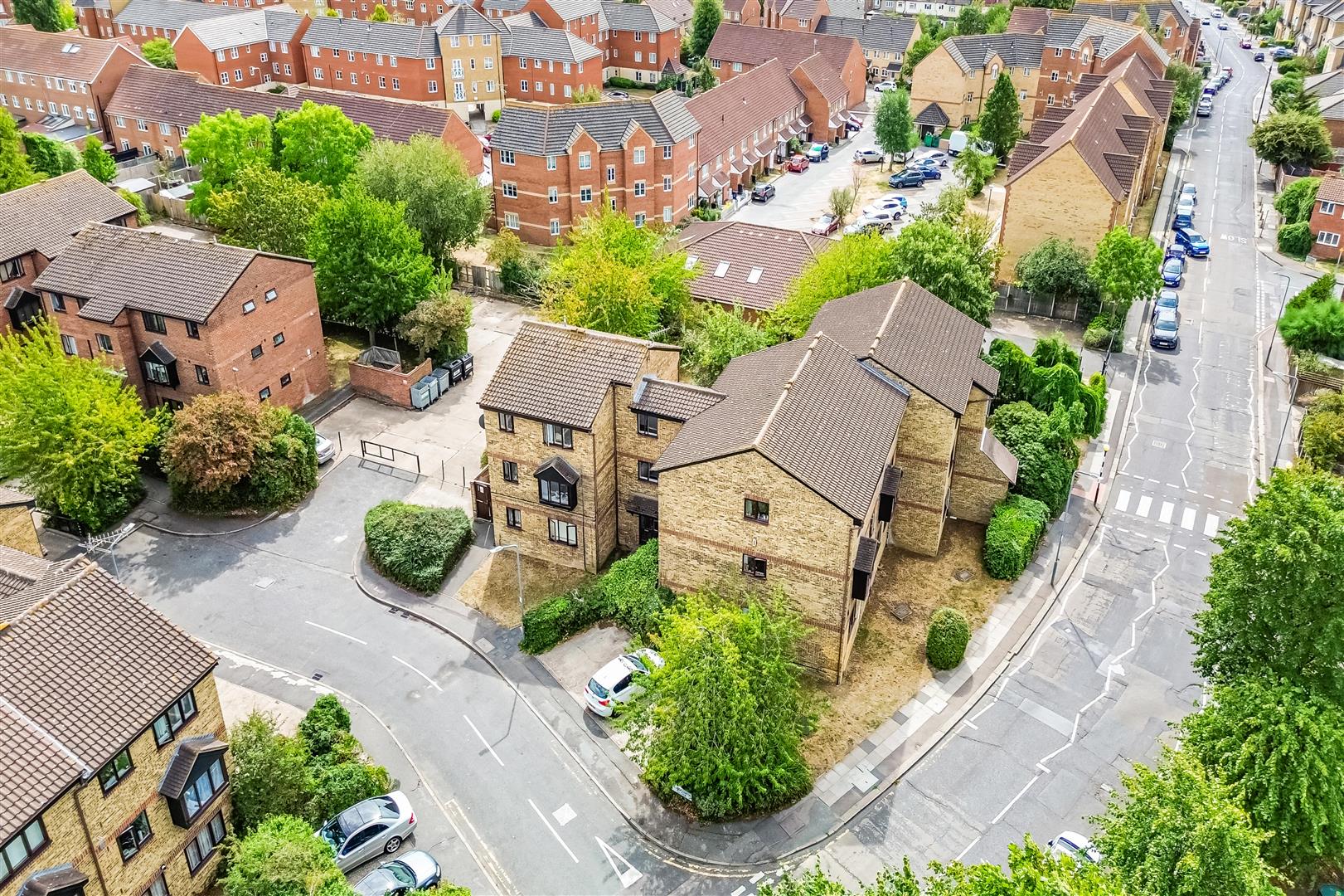 Flat Blacksmith Close in Greater London
