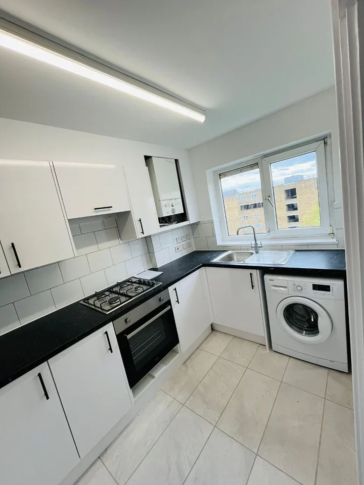 Room Victoria Road in Greater London