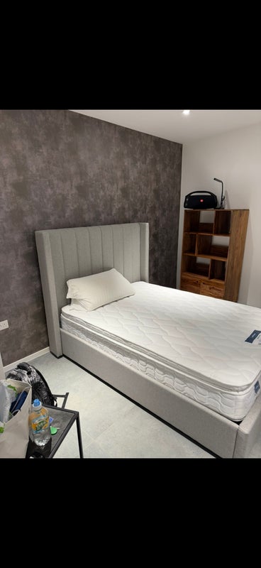 Room Dollar Bay Place in Greater London