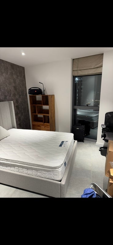 Room Dollar Bay Place in Greater London