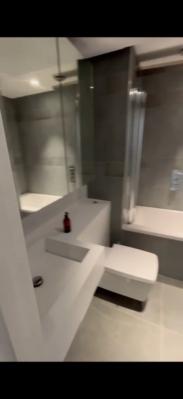Room Dollar Bay Place in Greater London