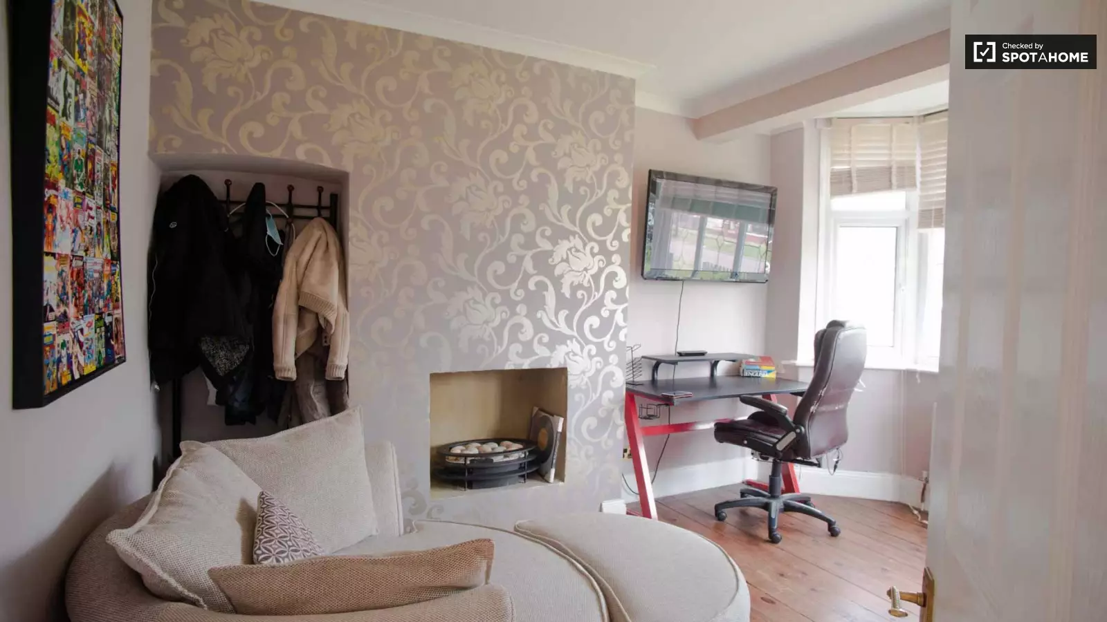 Flat Winn Road in Greater London