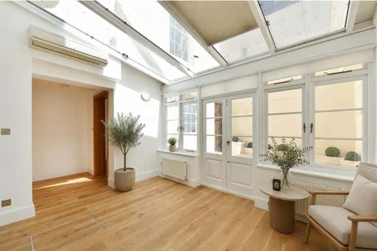 Flat Eaton Place in City of Westminster
