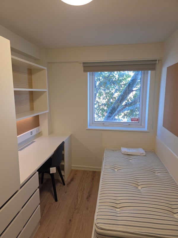 Room Holloway Road in Greater London