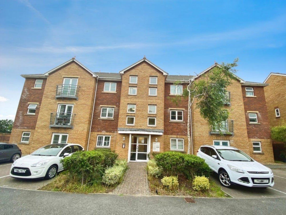 Flat Dewi Pritchard Field in Bridgend