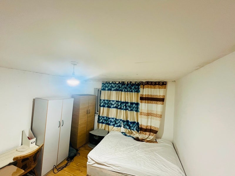 Room Clover Close in Greater London