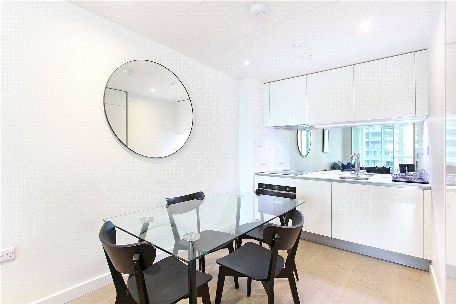 Flat Miles Street in Greater London
