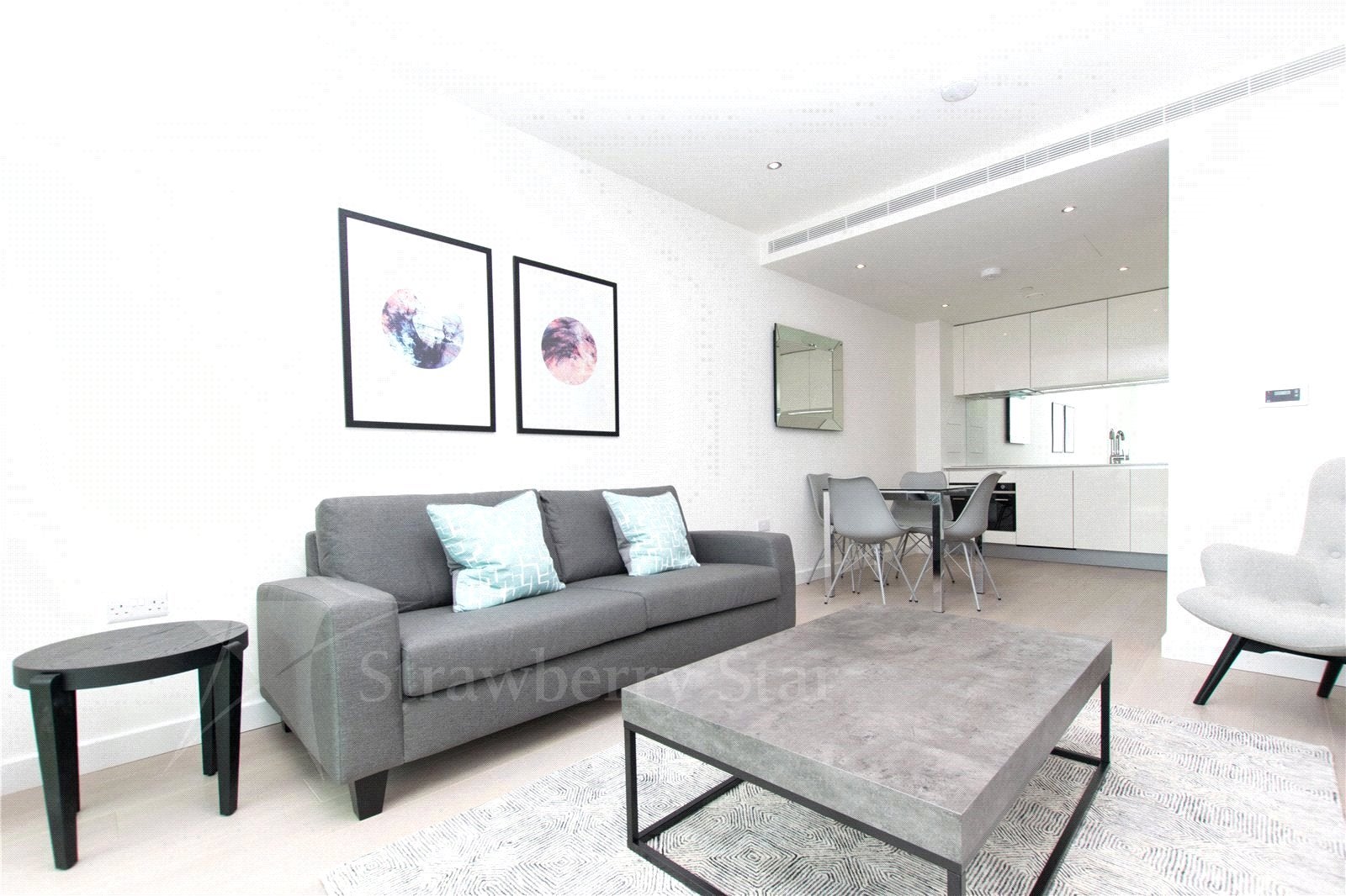 Flat Miles Street in Greater London