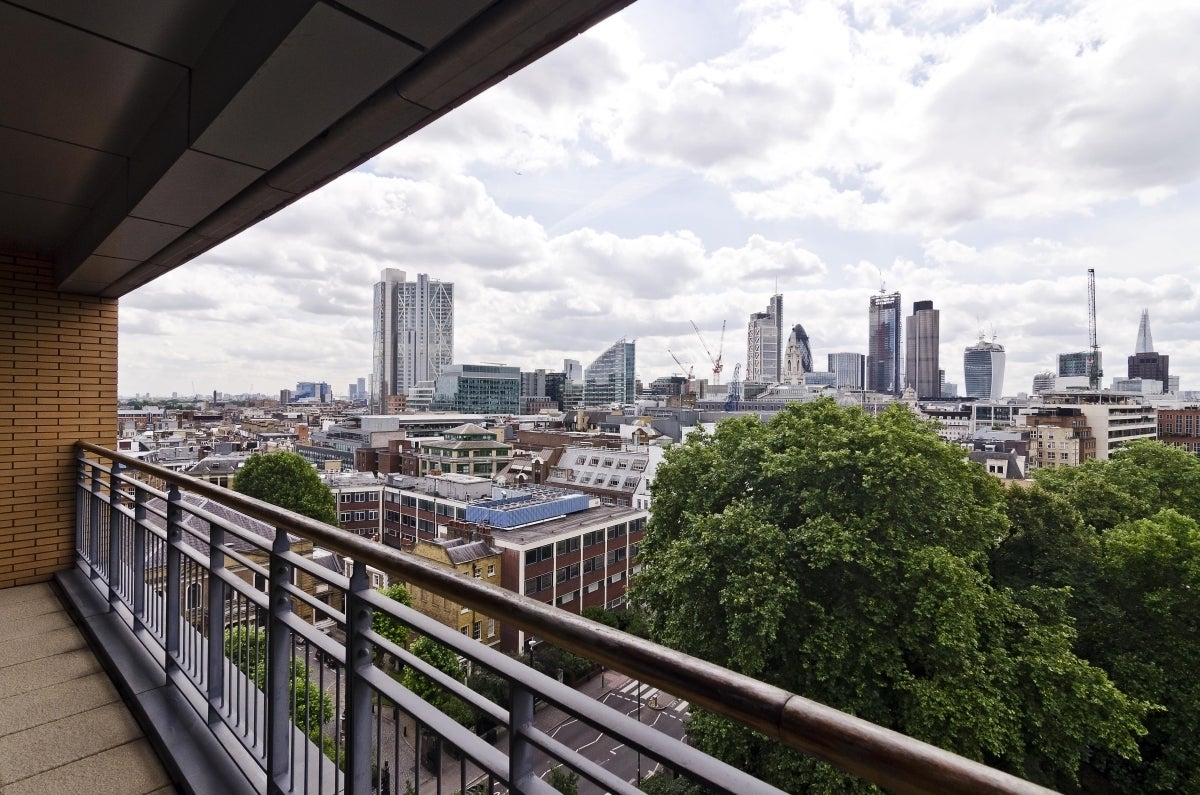 Flat City Road in Greater London
