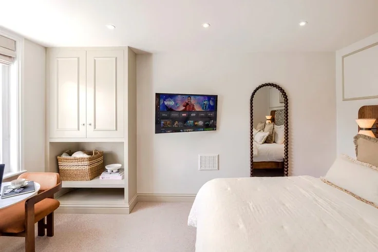 Flat Longridge Road in Greater London