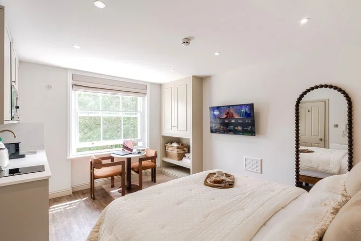 Flat Longridge Road in Greater London