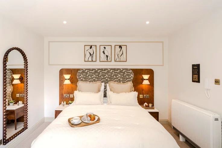 Flat Longridge Road in Greater London