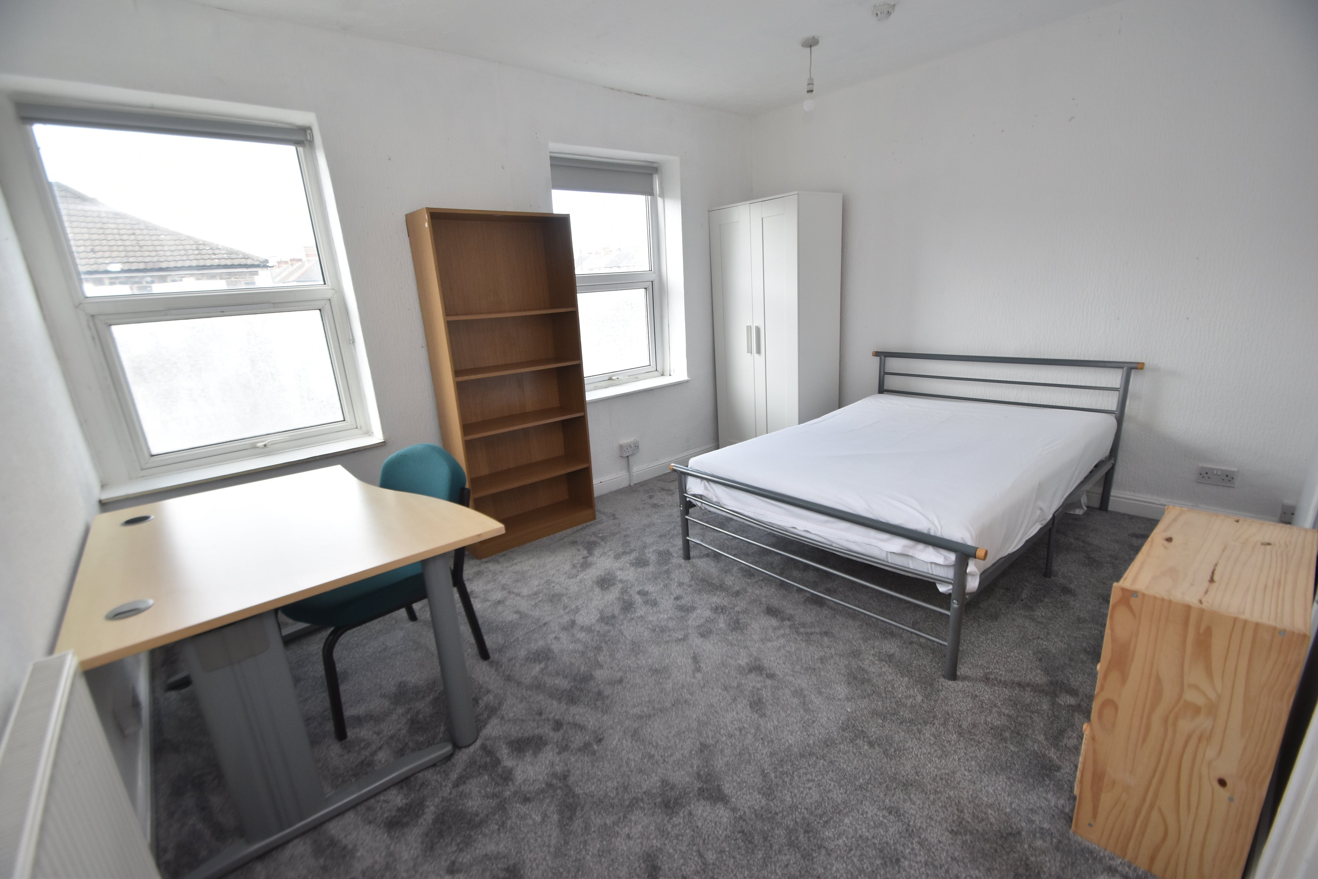 Room Woodville Road in Cardiff