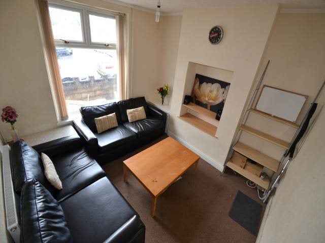 Room Woodville Road in Cardiff