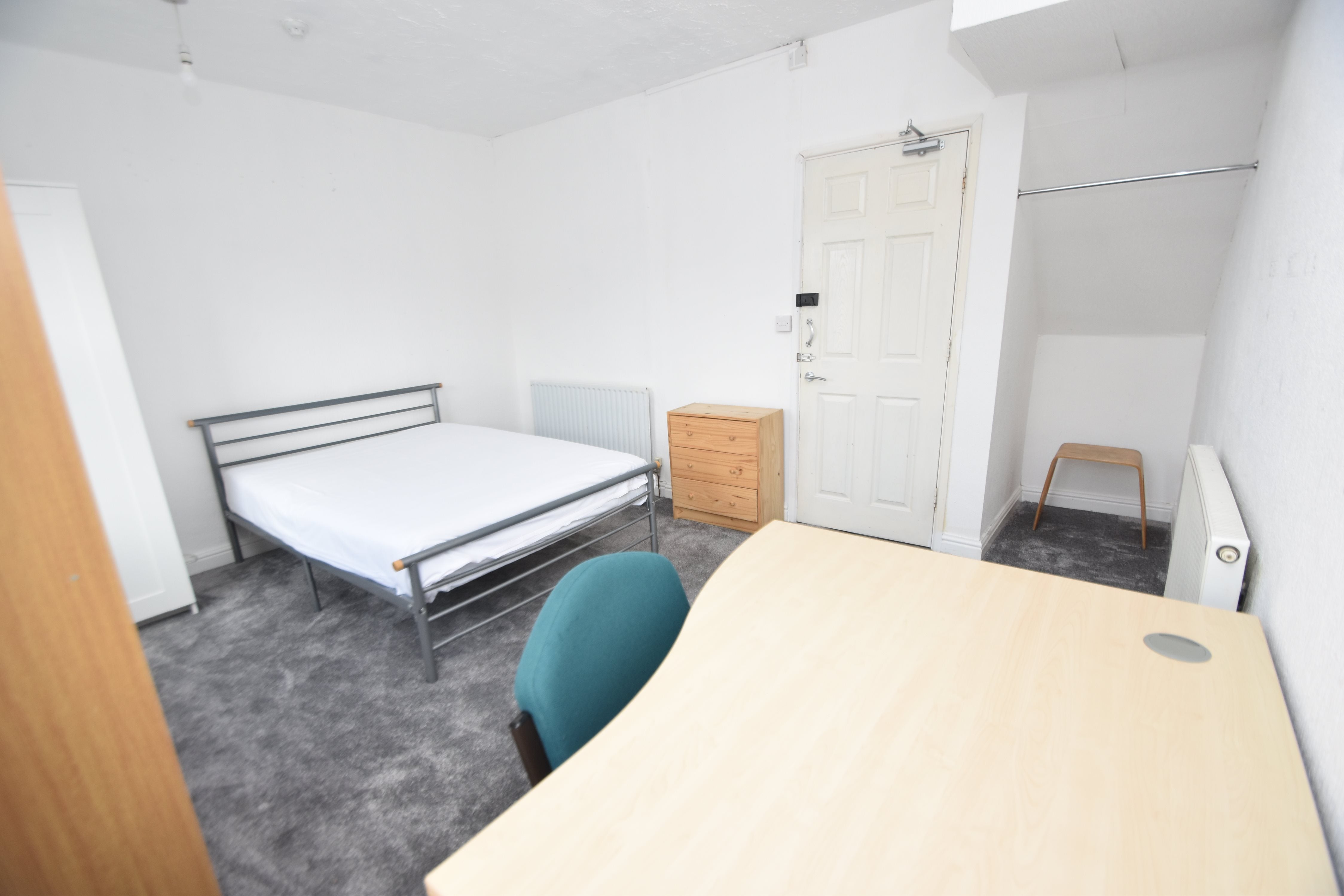 Room Woodville Road in Cardiff