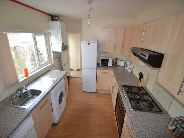 Room Woodville Road in Cardiff