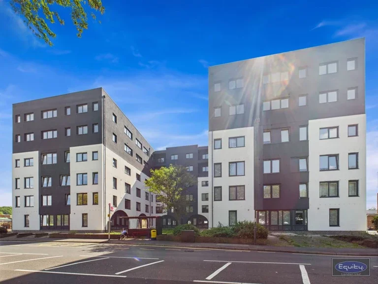 Flat Bexley Road in Greater London